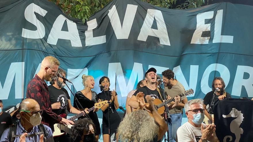 Nunatak interpreta 'Sol y sal' en la manifestación por el Mar Menor