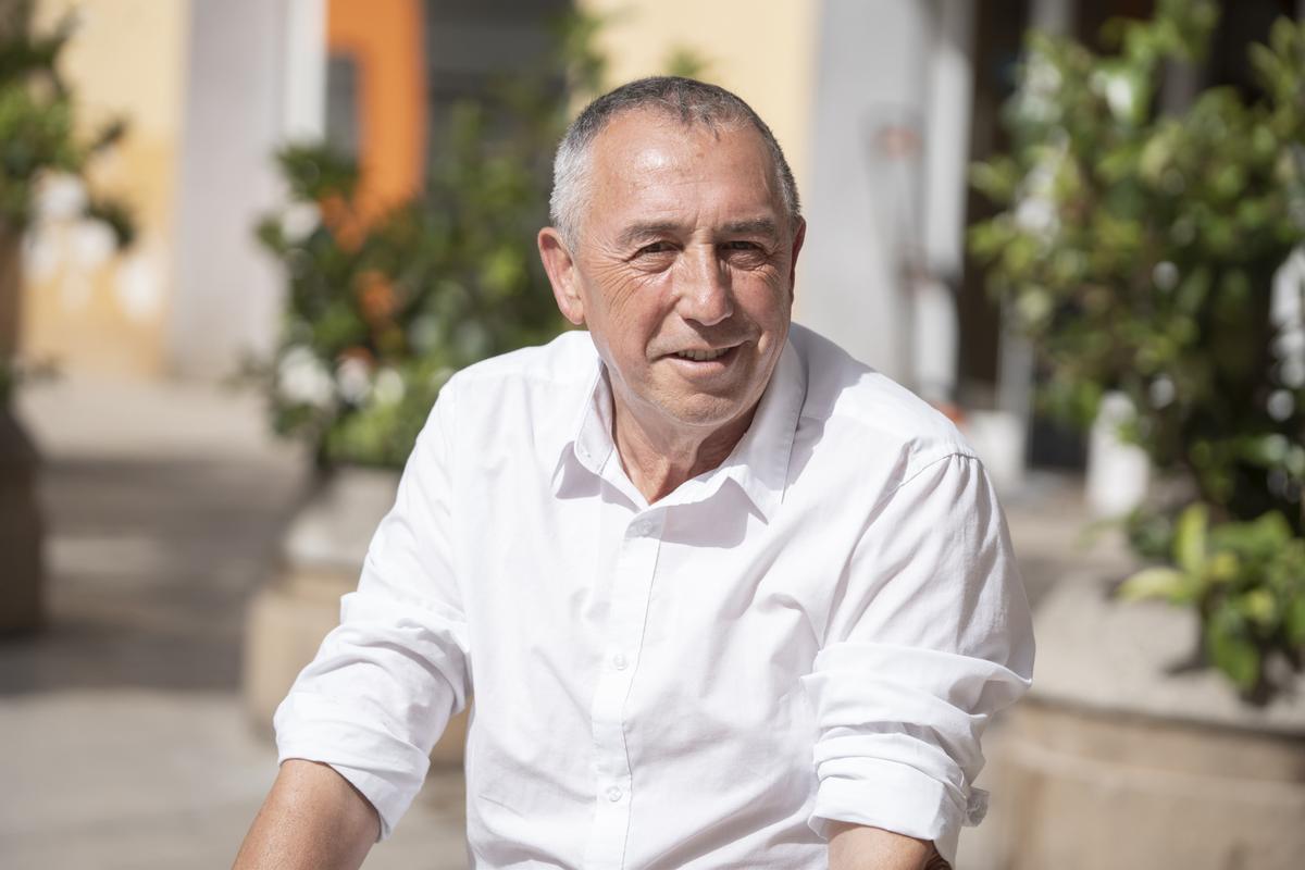Joan Baldoví posando ante la plaza del Pilar.