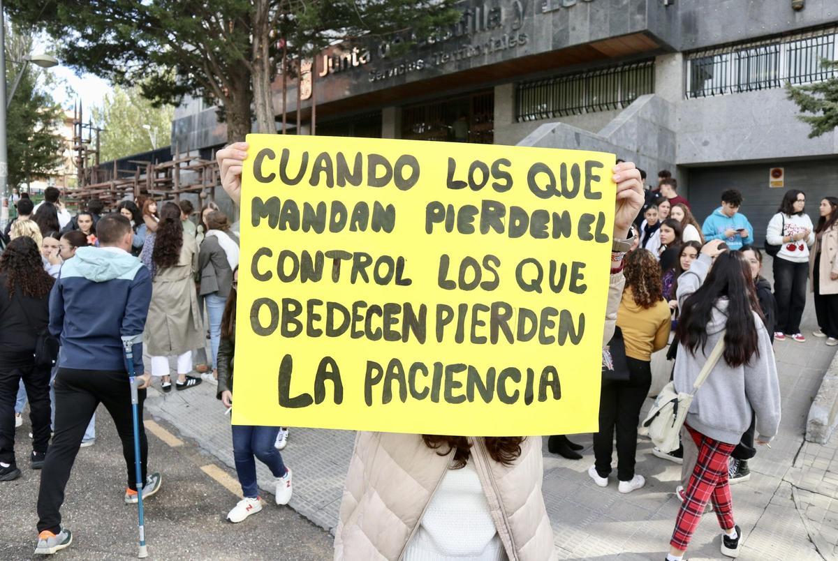 Miles de estudiantes se manifiestan en varias ciudades contra la nueva selectividad. Miles de estudiantes se manifiestan en varias ciudades contra la nueva selectividad.
