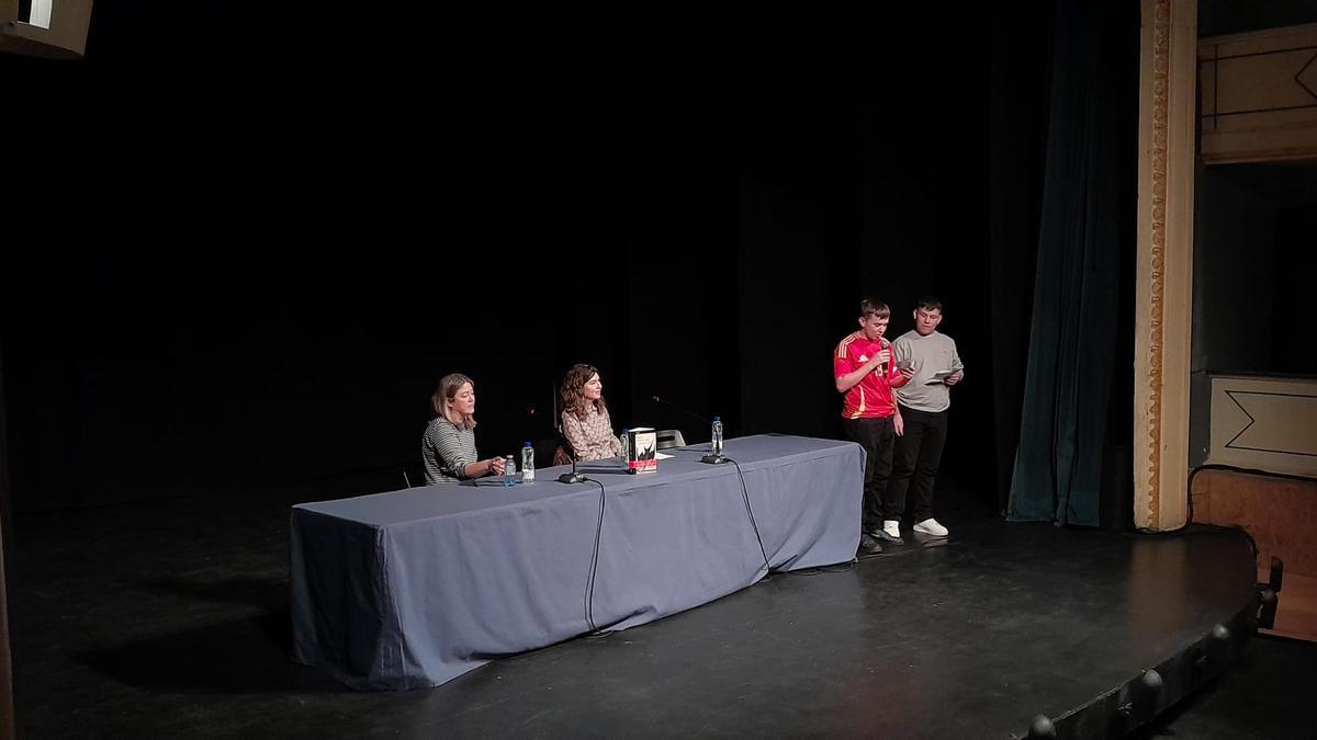 Los alumnos del Pardo Tavera Hugo y Jaime presentan a la escritora Susana Martín Gijón.