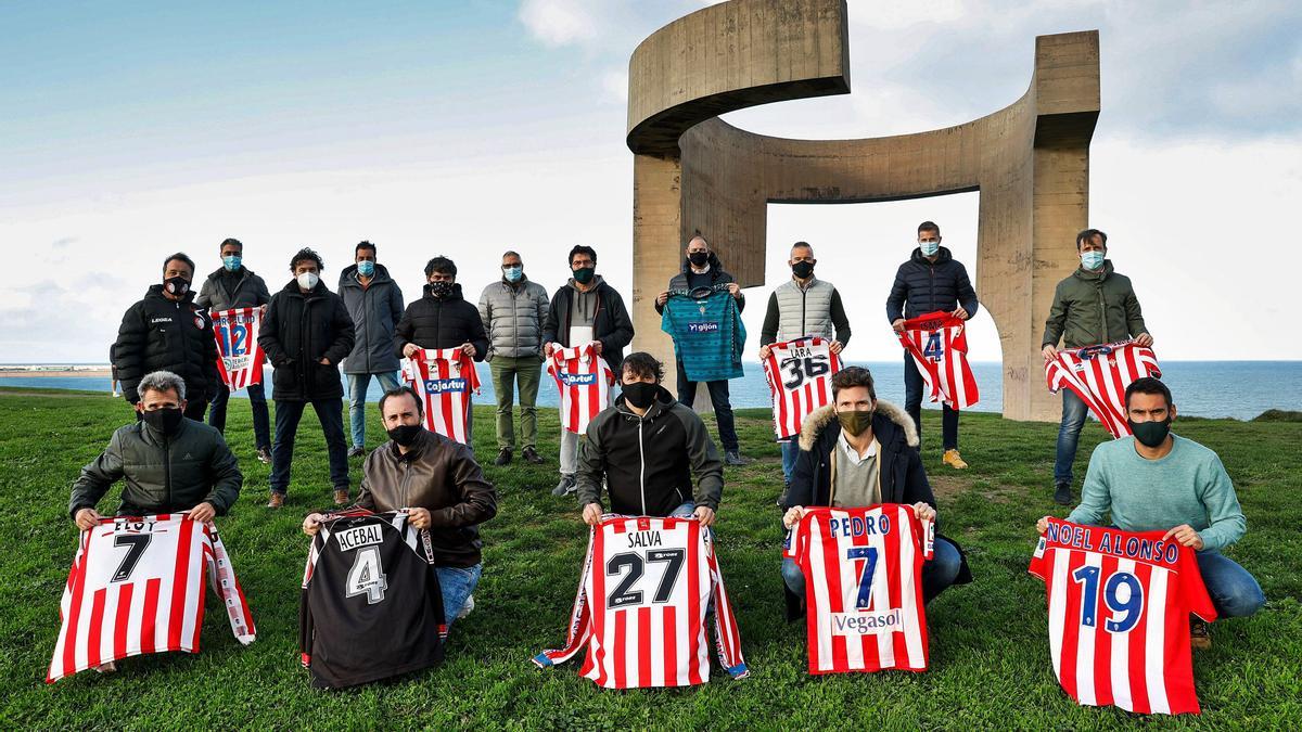 En la segunda fila, por la izquierda, Iván Iglesias, Marcelino Elena, Iván Míner, Chus Bravo, Arturo, García Cuervo, Joaquín  Villa, Juanjo, Lara, Isma y Manolo; y delante, de izquierda a derecha, Eloy Olaya, Acebal, Salva Capín, Pedro y Noel Alonso posan, con las camisetas que vistieron en su etapa en activo, junto al “Elogio del Horizonte”. | Juan Plaza