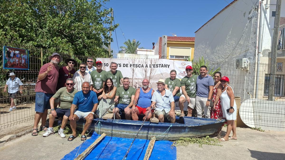 Integrantes del club de pesca de l'Estany y el alcalde, Jordi Mayor, ayer durante la celebración.