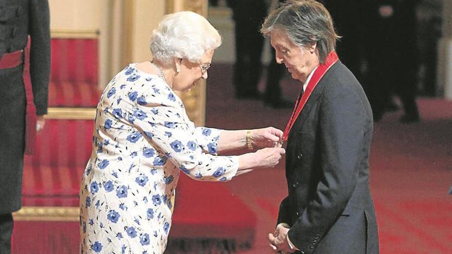 Paul McCartney, acompañante de honor de Isabel II