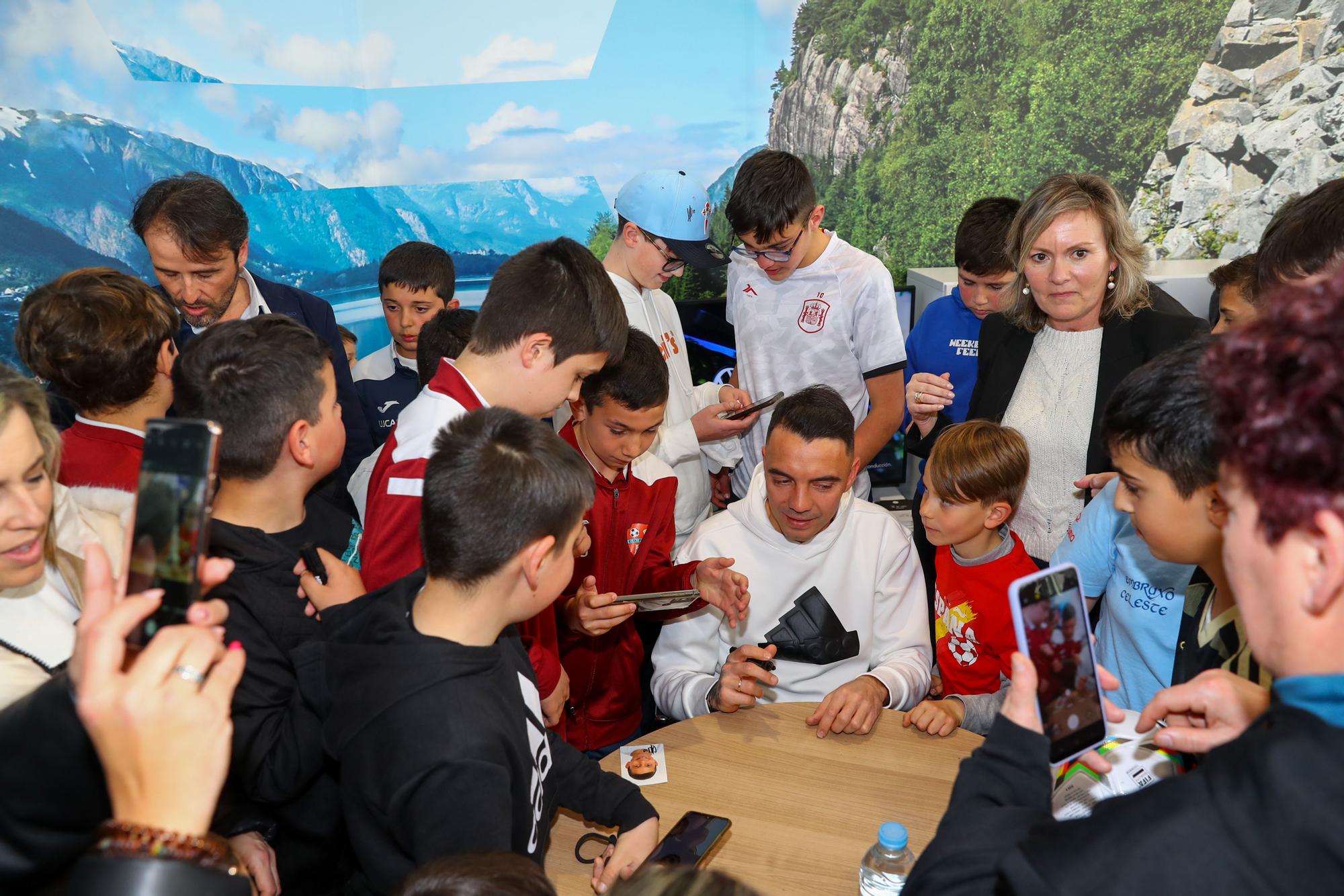 Los fans de Iago Aspas, a la caza del autógrafo