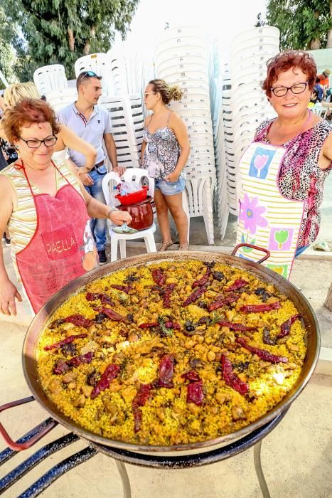 Los vecinos participan en el tercer concurso municipal de paellas