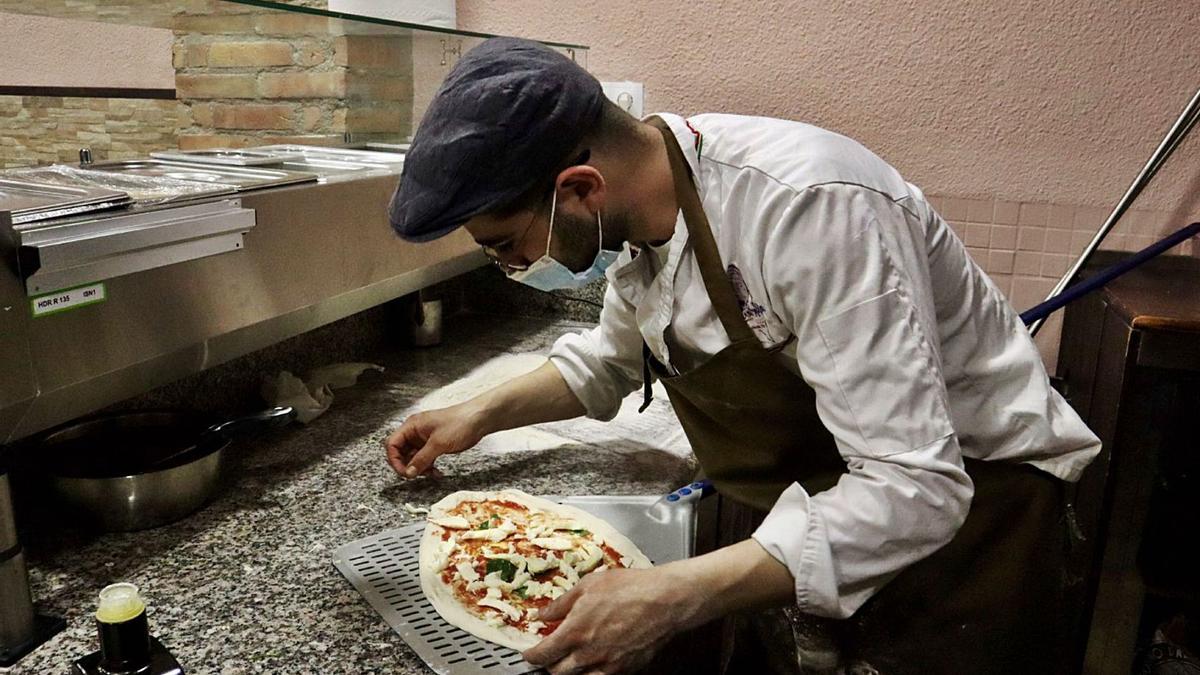 Francesco cuida con detalle la pizza que en apenas tres minutos está lista en un horno italiano de piedra. | MANUEL BERNABÉU