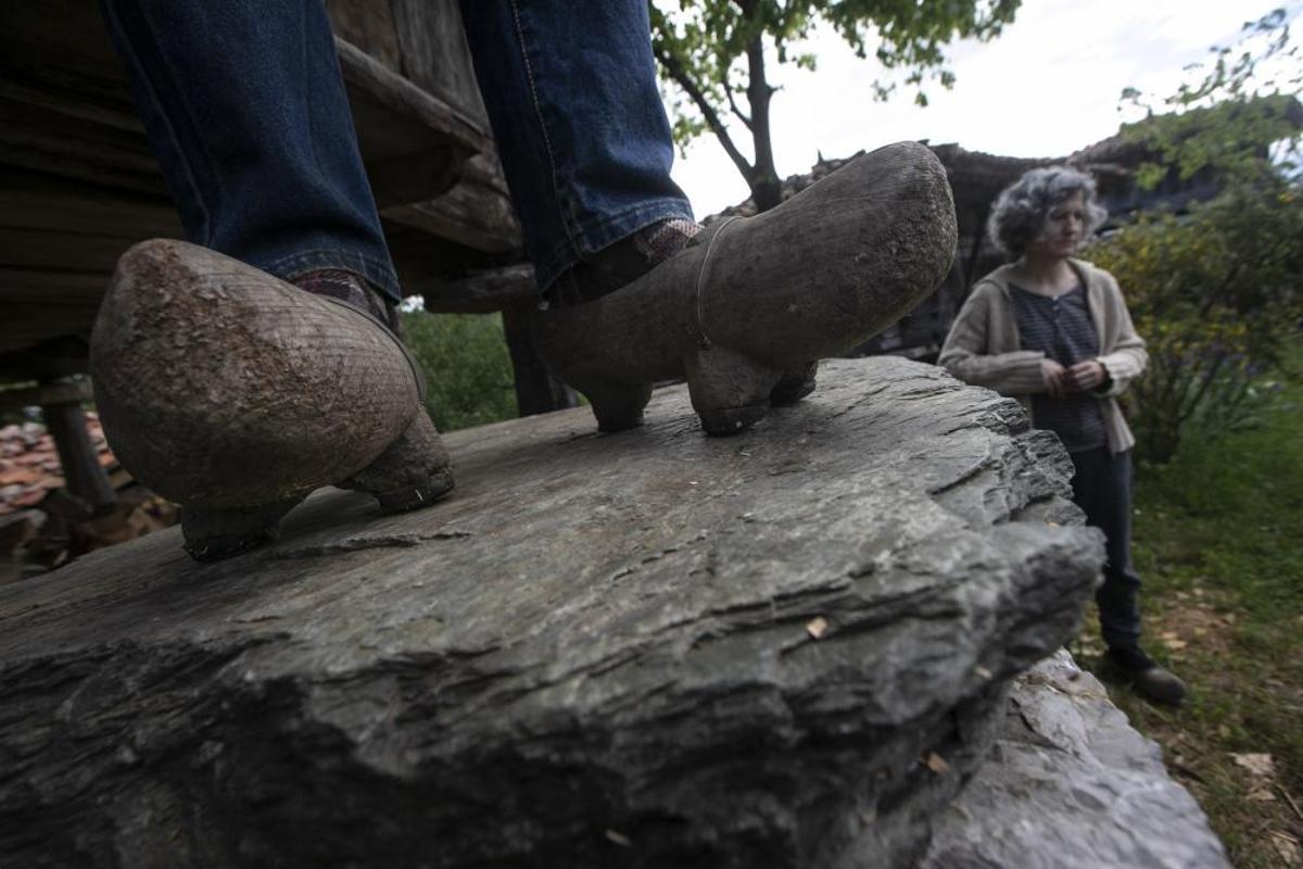 Xandru González y Paz González, con madreñas