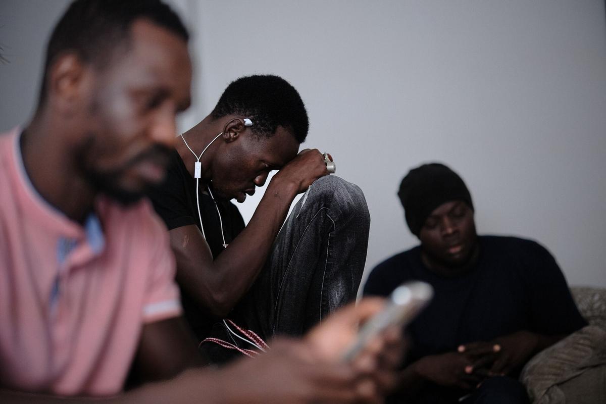 El abrazo entre lágrimas de Abdou Ngom a Luna Reyes, trabajadora de Cruz Roja, en la playa del Tarajal dio la vuelta al mundo y humanizó aquella crisis migratoria que se vivió en mayo de 2021 en la frontera de Ceuta. Sus amigos, con los que compartía piso y trabajo, cuentan cómo fueron sus últimos días en Málaga