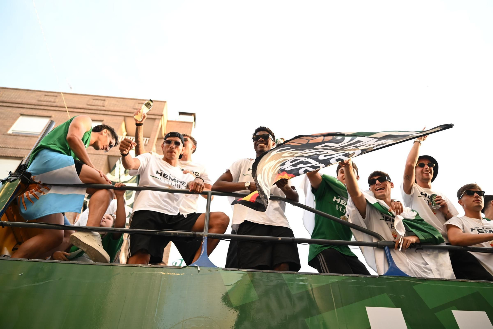El Elche CF celebra el ascenso a Primera con una rúa en autobús hasta la Plaça de Baix