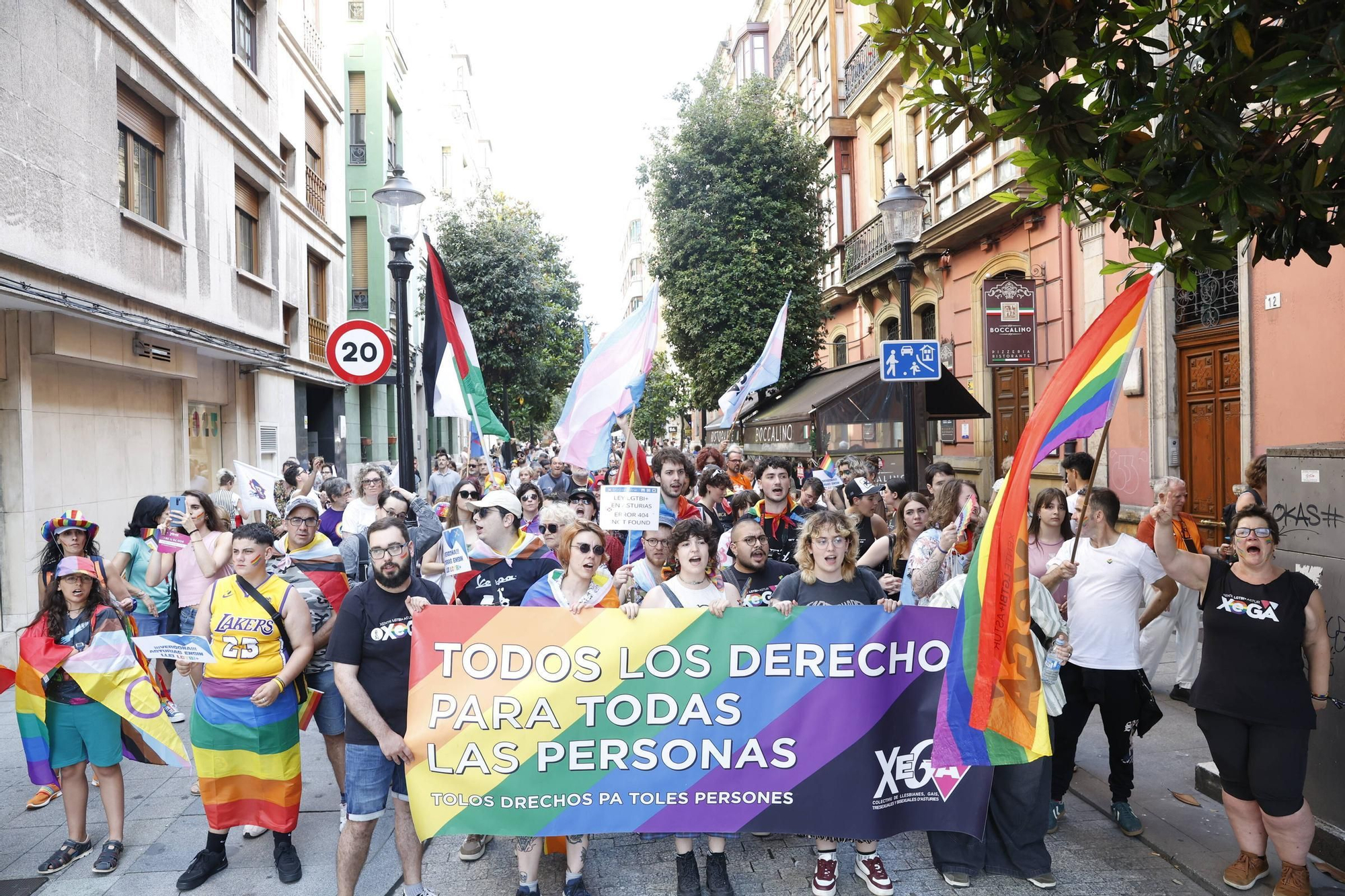 Así fue el desfile del Orgullo en Gijón (en imágenes)