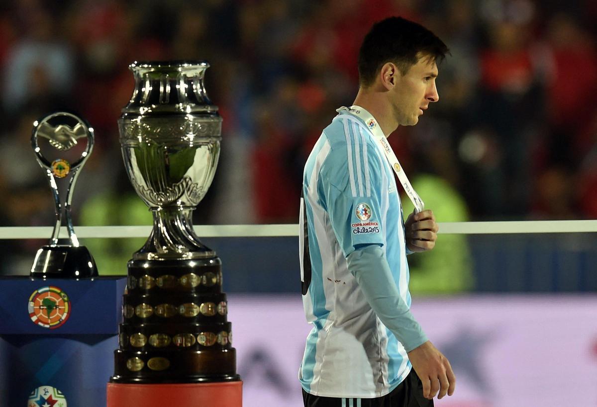 Lionel Messi camina con la medalla de plata del campeonato de fútbol de la Copa América 2015, en Santiago. Lionel Messi camina con la medalla de plata del campeonato de fútbol de la Copa América 2015, en Santiago.