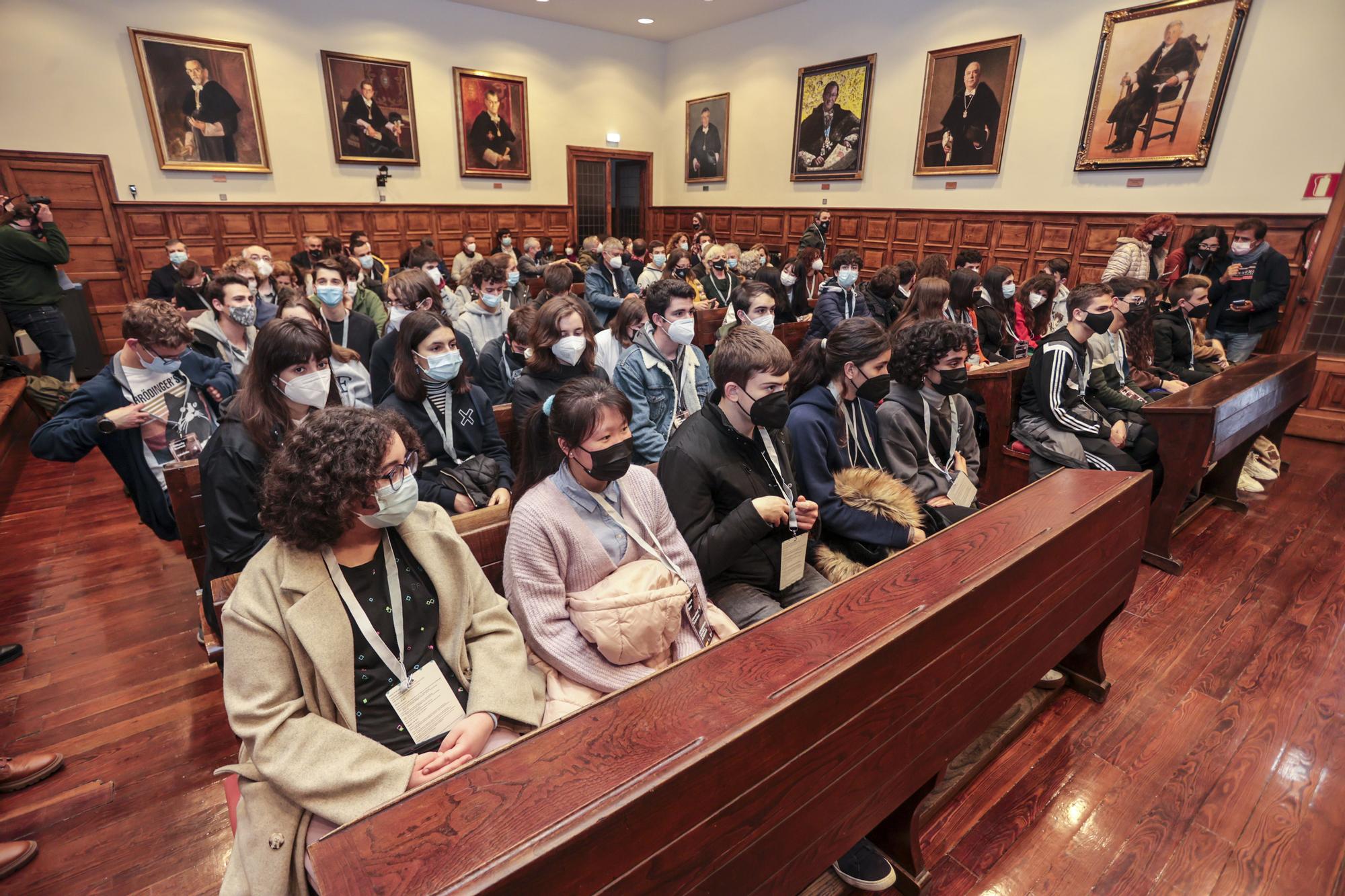 Estudiantes, profesores y delegados de las 17 comunidades autónomas, ayer en el Aula Magna de la Universidad de Oviedo, durante la recepción.