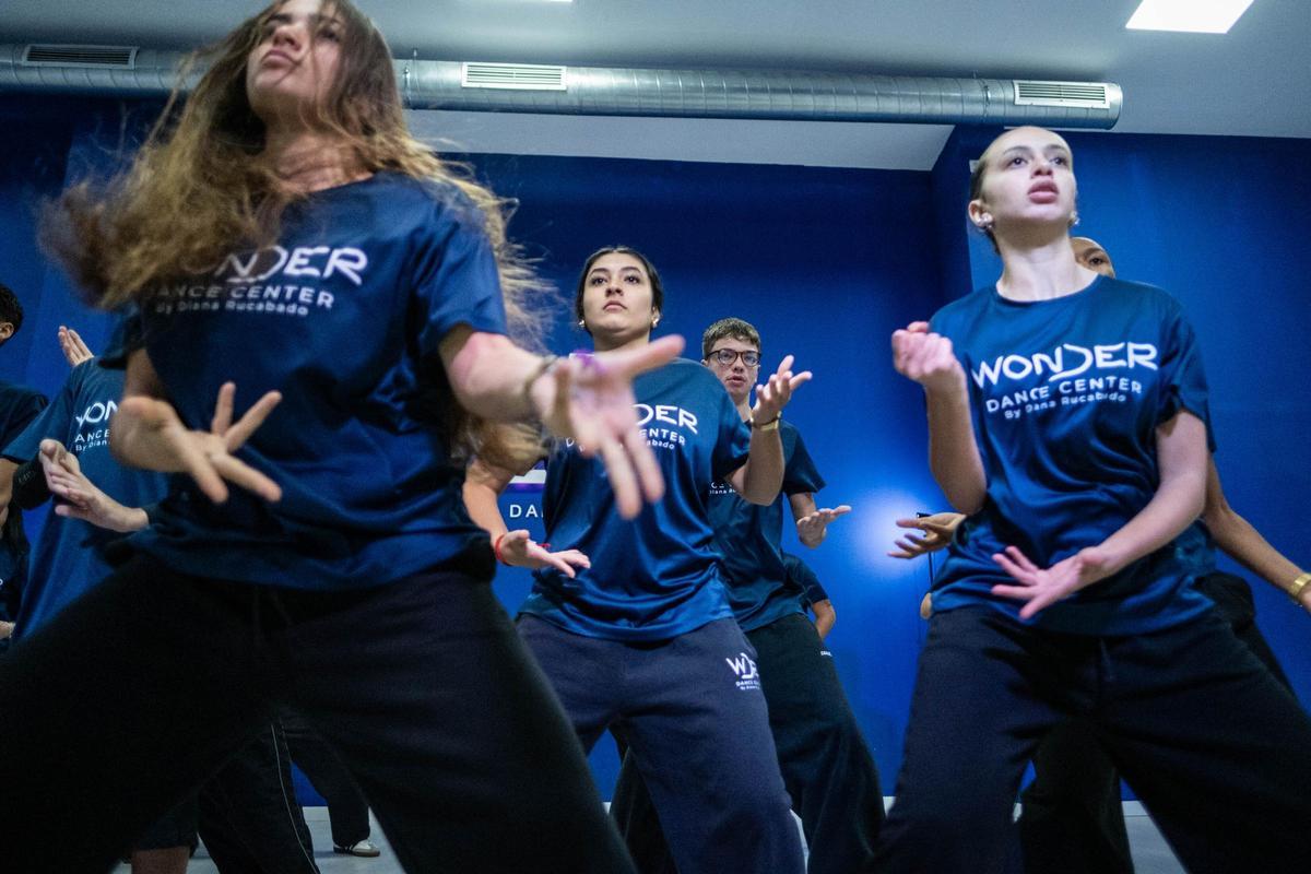 Pasión por el baile; la imagen evidencia el entusiasmo de los componentes de Wonder.