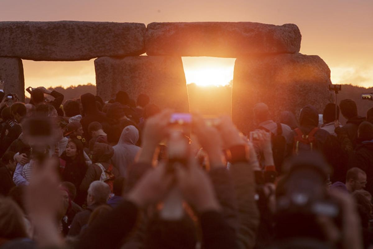 SOLSTICI D’ESTIU. Participants en la festa de Stonehenge, durant la sortida del Sol.