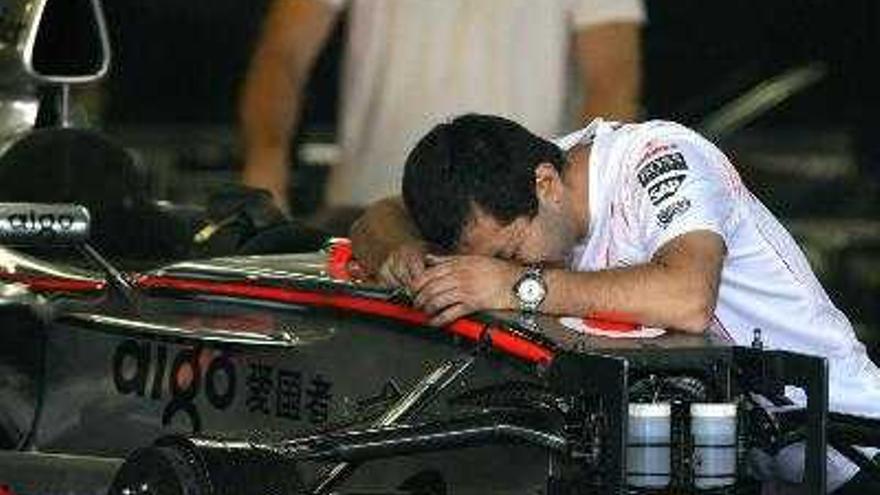 Un mecánico de la escudería McLaren Mercedes trabajan en un monoplaza con miras al Gran Premio de Fórmula Uno de Brasil, que se realizará el próximo domingo en el Autódromo de Interlagos, en Sao Paulo (Brasil).