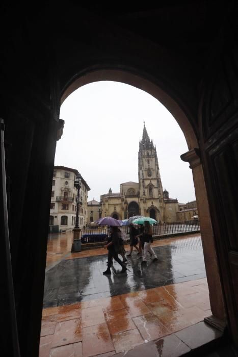 La lluvia sorprende a los turistas en Oviedo