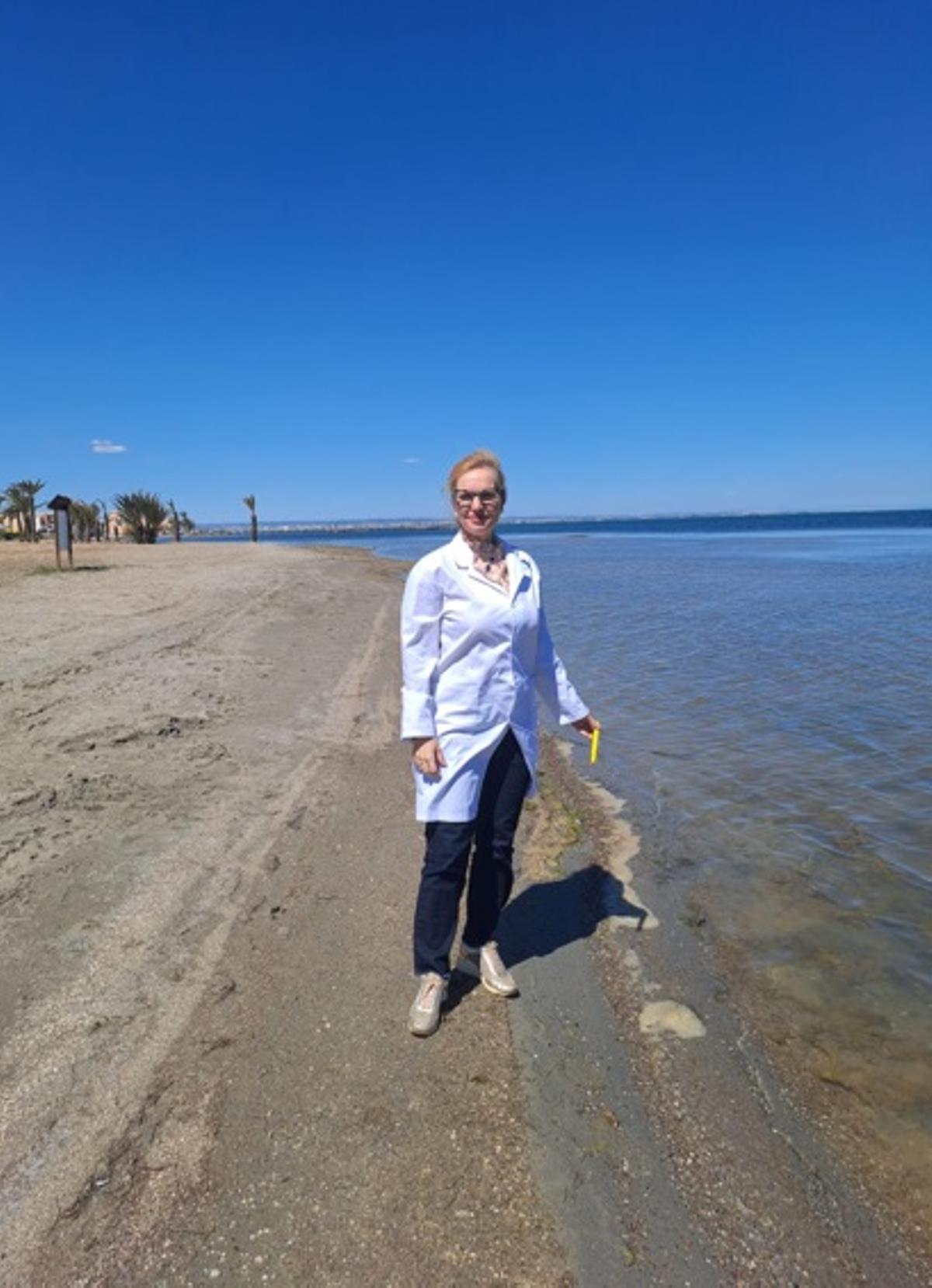 La investigadora de la tesis toma muestras en el Mar Menor