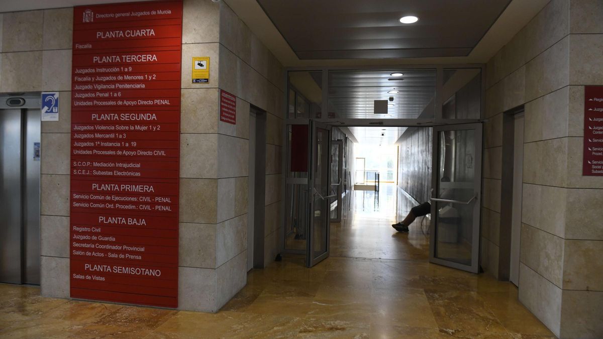 Un hombre sentado en un banco en el acceso al Juzgado de Guardia, en la planta baja de la Ciudad de la Justicia de Murcia.