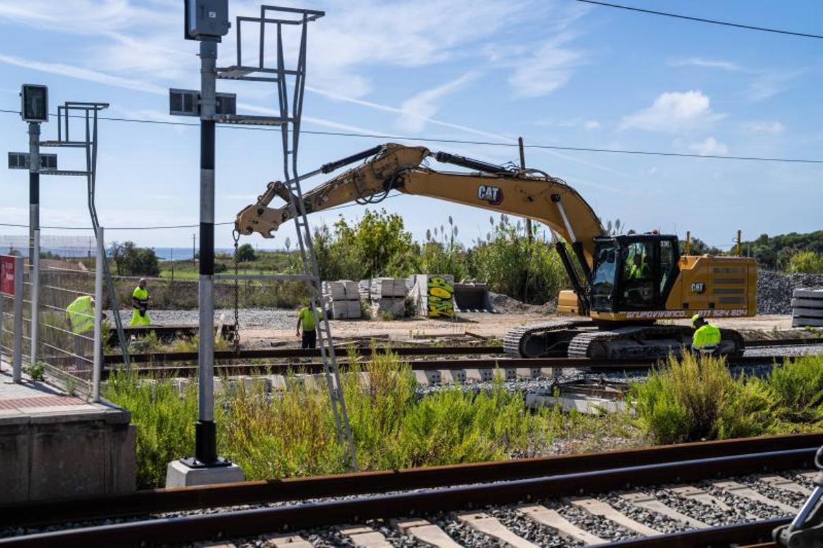 Obras de ampliación y de instalación del tercer hilo en la estación de Altafulla (Tarragonès), en las que se han detectado deficiencias en la red ferroviaria.