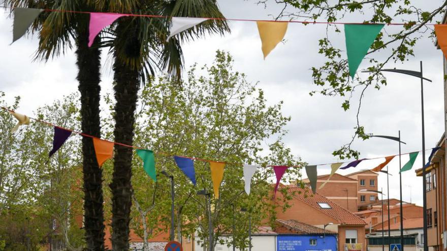 San José Obrero se viste de fiesta con banderines de tela confeccionados por sus vecinas