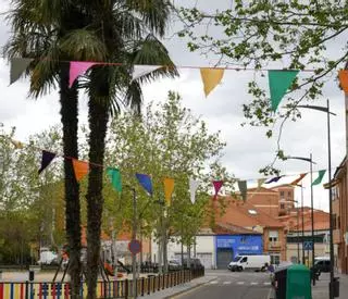 San José Obrero se viste de fiesta con banderines de tela confeccionados por sus vecinas