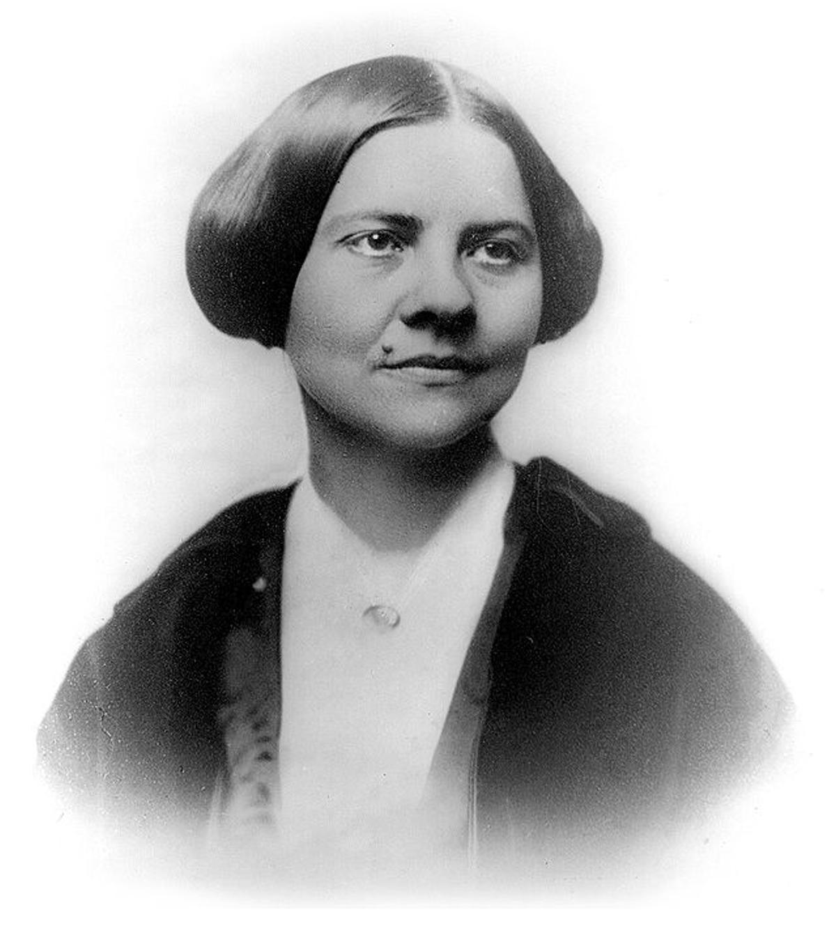 Lucy Stone (1818-1893). Decidió mantener su apellido de soltera para reivindicar su individualidad, generando gran controversia. Además, era abolicionista y fundó la Asociación Americana por el Sufragio.