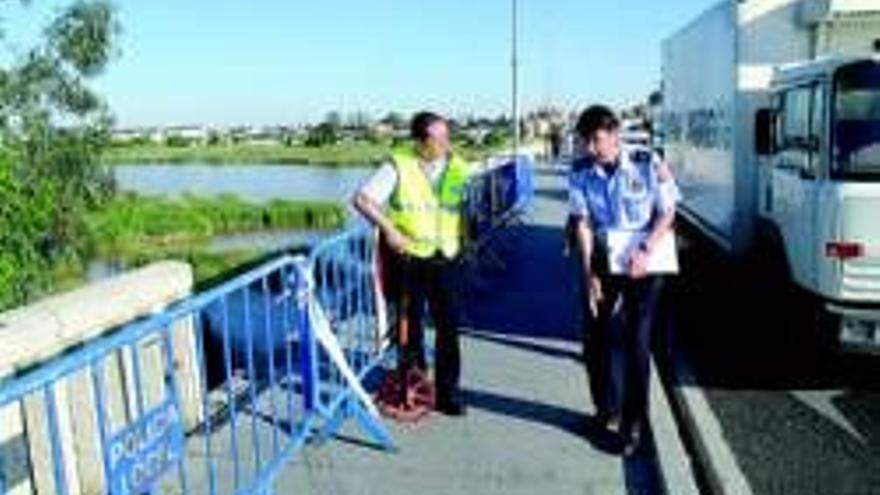 Fomento instalará un segundo pretil metálico en el puente de la Universidad