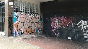 Grafiti en la calle de Puiggarí, en Barcelona.
