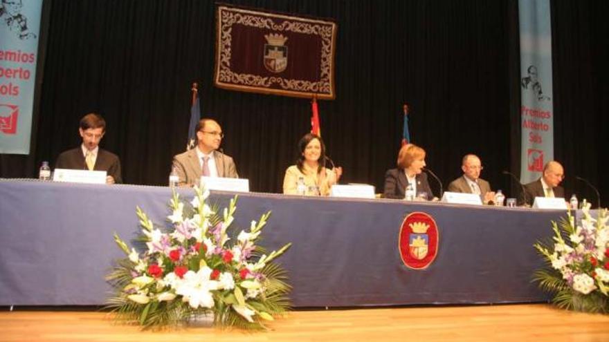 El acto contó con la presencia de los hijos de Alberto Sols y de la alcaldesa Ana Barceló.
