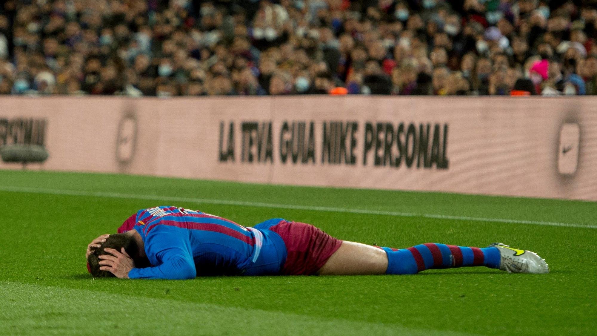 Piqué yace en el suelo en uno de los últimos partidos del Barça.
