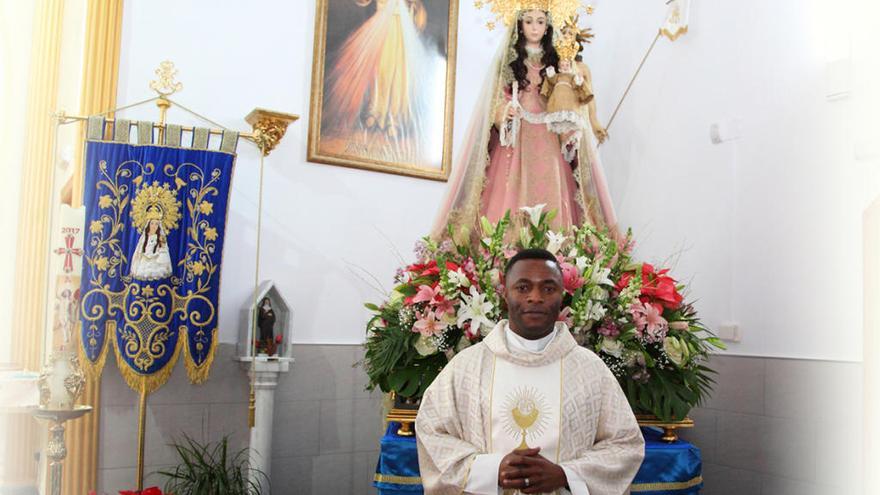 El párroco de La Hoya, Kenneth Chukwuka, en la iglesia de la pedanía.