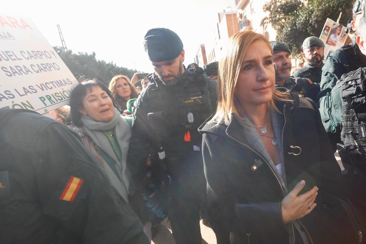 Pradas y José Manuel Cuenca salen de los juzgados de Catarroja