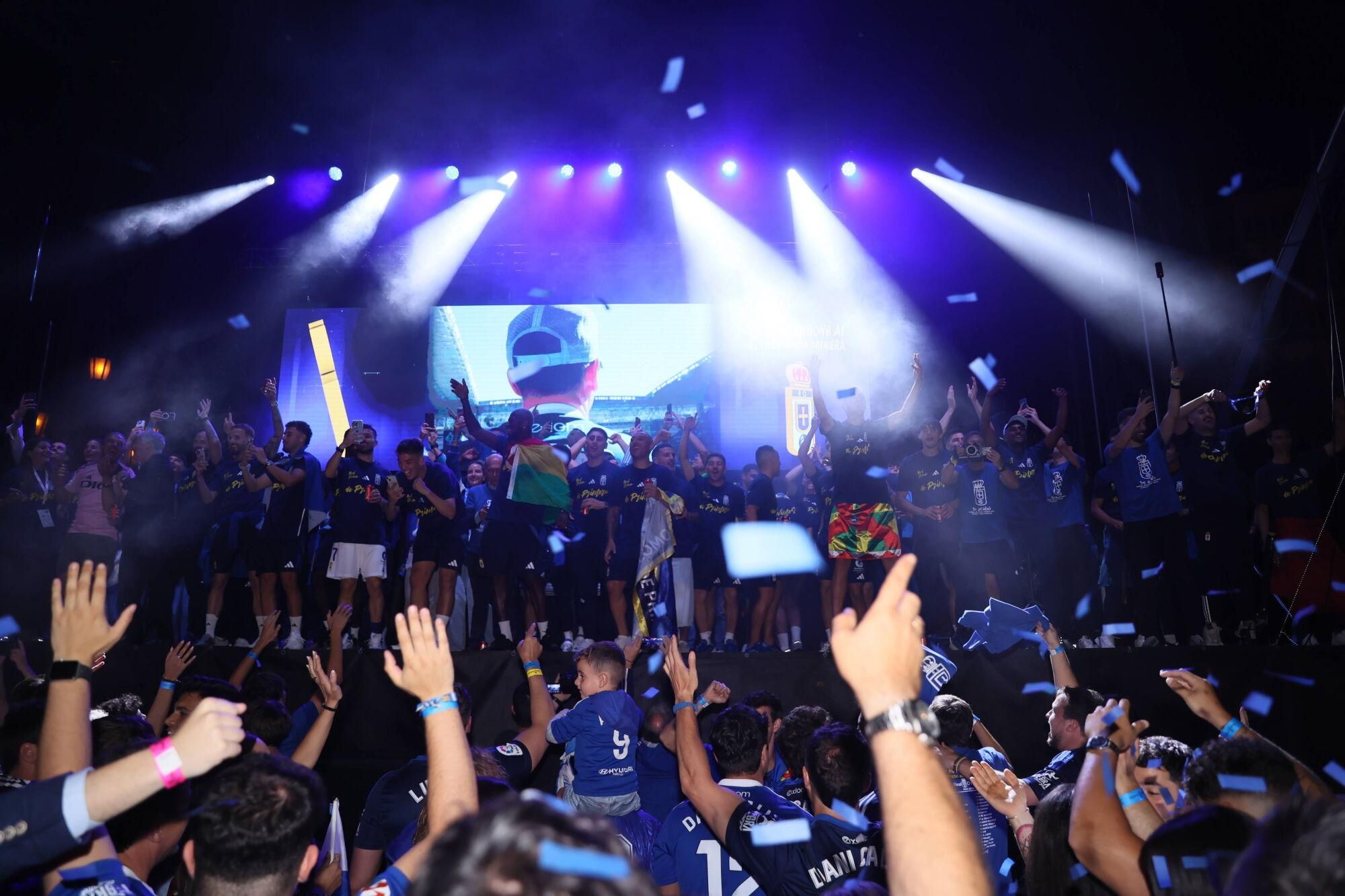 Así se celebró el ascenso del Oviedo a Primera: la afición estalla en una noche histórica