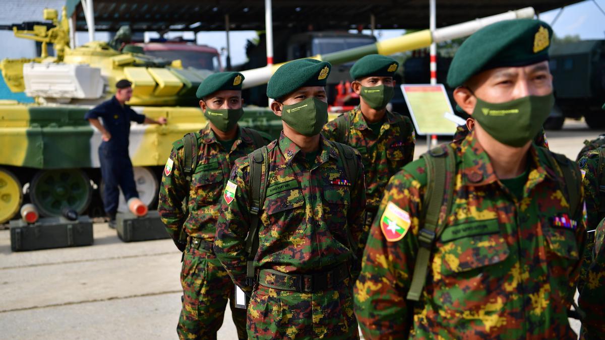 Militares del ejército birmano durante un desfile en Rusia.