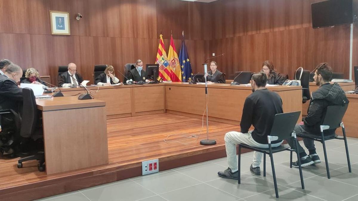 Los dos acusados, Julio y Jonathan, durante el juicio celebrado ayer en la Audiencia Provincial de Zaragoza.