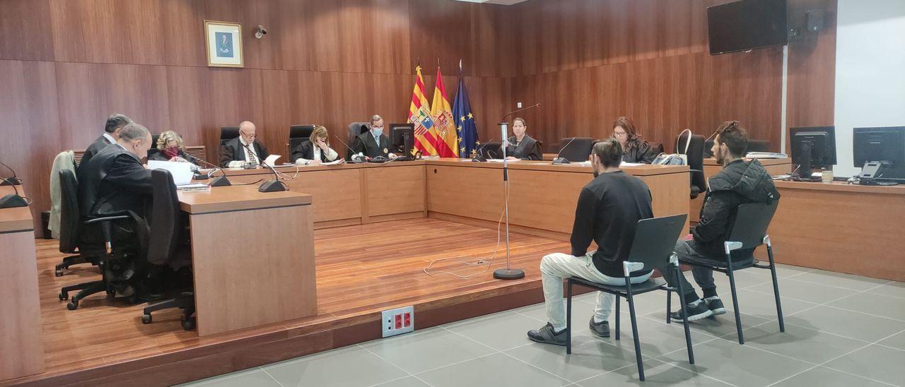 Los dos acusados, Julio y Jonathan, durante el juicio celebrado ayer en la Audiencia Provincial de Zaragoza.