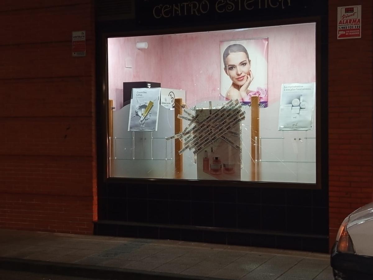 Los daños causados al escaparate.