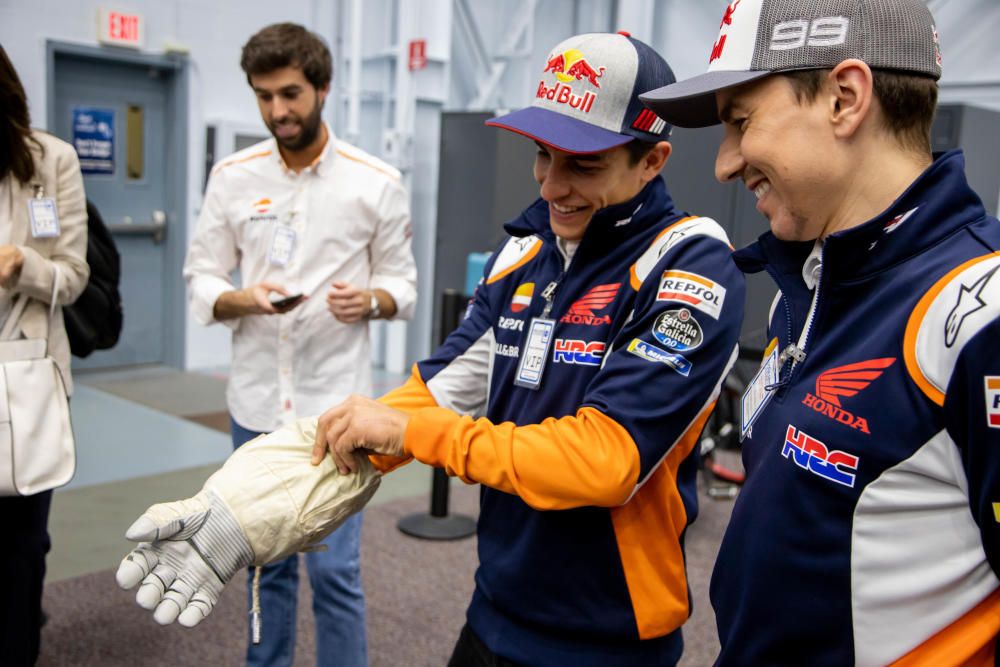 Marc Márquez y Jorge Lorenzo visitan la NASA