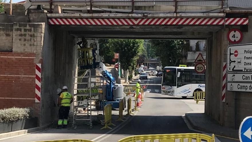 Operaris treballant al pont de l&#039;avinguda del Secretari Canal