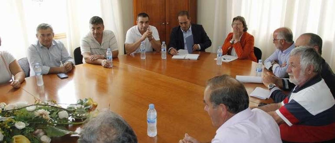 Un momento de la reunión del lunes en la Cofradía. // Santos Álvarez