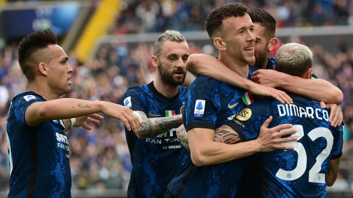 Los jugadores de Inter celebran el primer gol del partido