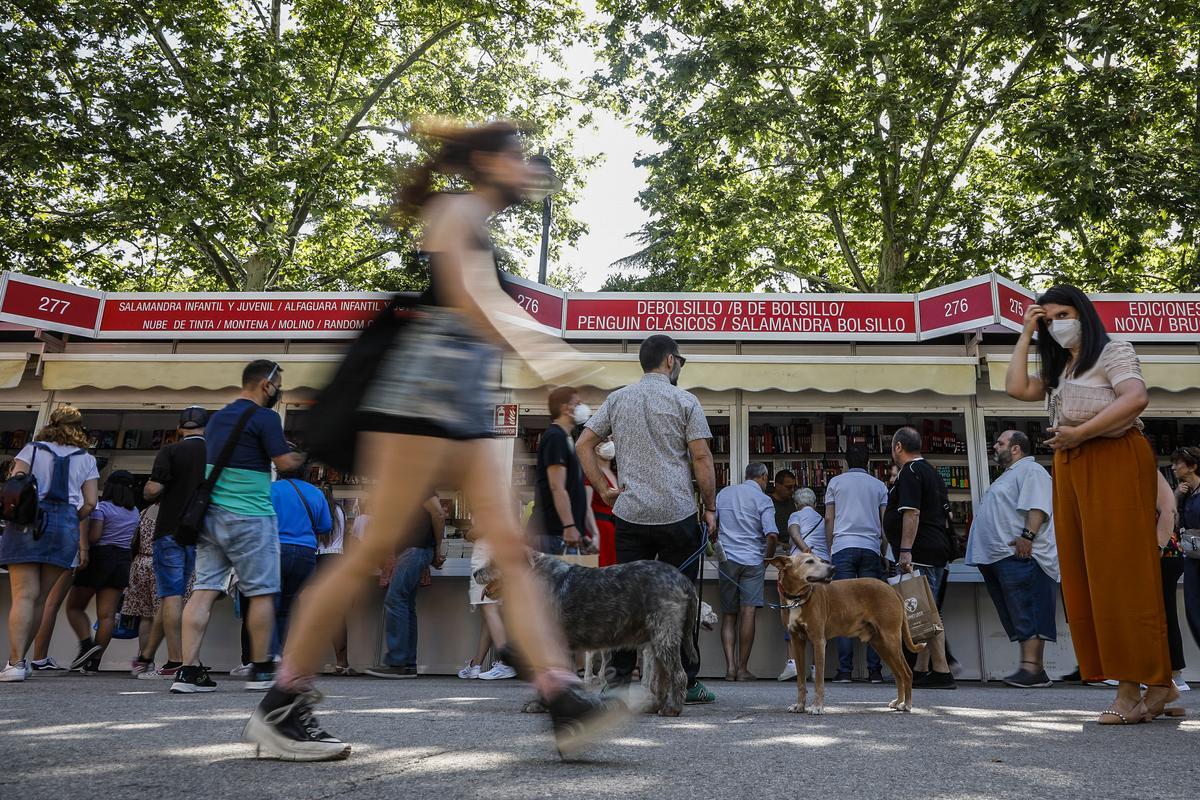 Miles de madrileños visitan el domingo, 29 de mayo de 2022, la 81 edición de la Feria del Libro de Madrid, en el parque del Retiro de la capital española. 