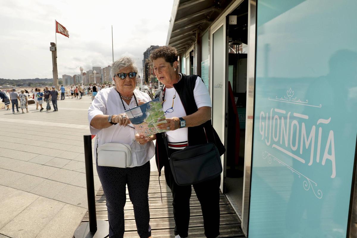 Dos turistas en la oficina de información turística de La Escalerona.