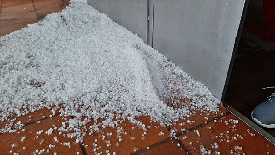 Las bolas de granizo, acumuladas junto a una casa. | Cedida