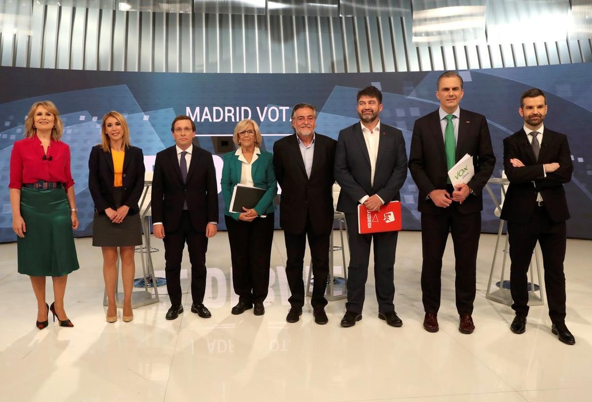 GRAF6568. MADRID, 22/05/2019.- Los candidatos a la Alcaldía de Madrid, José Luis Martínez-Almeida (PP) (3i); Manuela Carmena (Más Madrid) (4i); Pepu Hernández (PSOE) (4d); Carlos Sánchez Mato (IU) (3d), y Javier Ortega Smith (2d), junto a la concejal de Ciudadanos Silvia Saavedra (2i), encargada de sustituir a la candidata de la formación, Begoña Villacís, posan con los periodistas María Rey (i) y Jon Ariztimuño (d), antes del debate de los candidatos al Ayuntamiento, este miércoles en Madrid. EFE/ Kiko Huesca