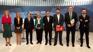 GRAF6568. MADRID, 22/05/2019.- Los candidatos a la Alcaldía de Madrid, José Luis Martínez-Almeida (PP) (3i); Manuela Carmena (Más Madrid) (4i); Pepu Hernández (PSOE) (4d); Carlos Sánchez Mato (IU) (3d), y Javier Ortega Smith (2d), junto a la concejal de Ciudadanos Silvia Saavedra (2i), encargada de sustituir a la candidata de la formación, Begoña Villacís, posan con los periodistas María Rey (i) y Jon Ariztimuño (d), antes del debate de los candidatos al Ayuntamiento, este miércoles en Madrid. EFE/ Kiko Huesca