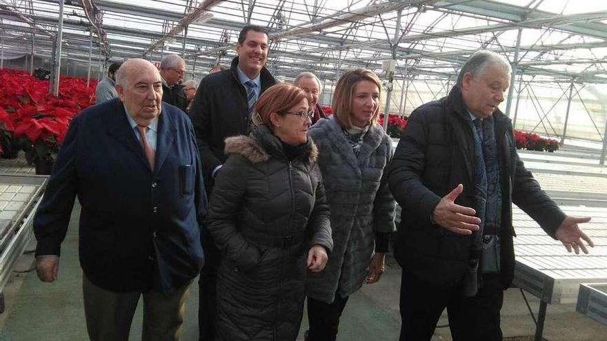 Alicia García recorre las instalaciones de Asprosub, entre Mayte Martín Pozo y Manuel Fernández.