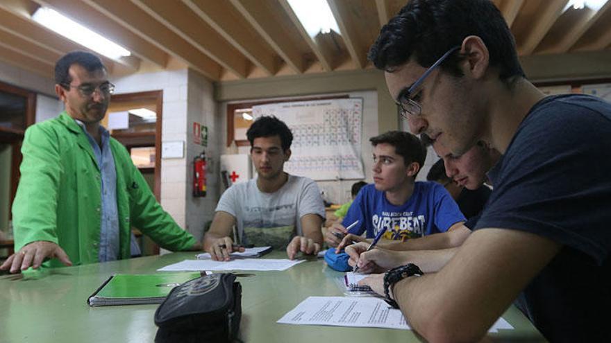 Alumnos de Bachillerato dan clase para prepararse la Selectividad en el instituto Ibn Gabirol de la capital malagueña.
