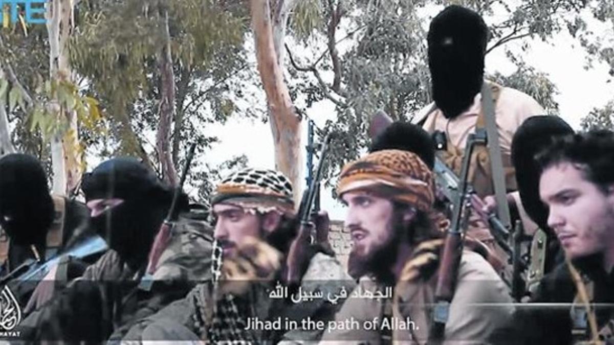 El terror 8 Imagen captada del vídeo que muestra a tres franceses entre otros miembros del Estado Islámico.