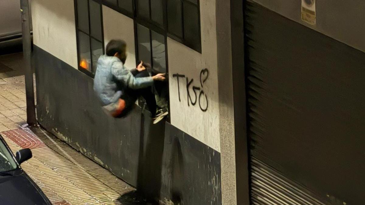 VÍDEO: Ingresa en prisión un delincuente reincidente que tenía atemorizado a El Entrego y acumulaba más de una docena de hurtos y robos en comercios en menos de dos meses